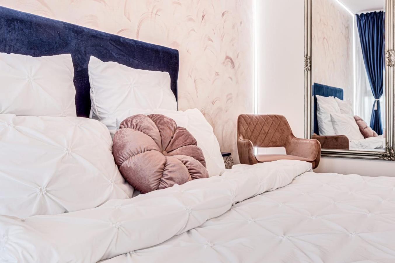 Ari - Ared Luxurious Apartments With Balcony & Free Parking อาราด ภายนอก รูปภาพ